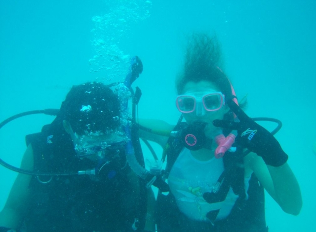 Monitor con alumna en el agua